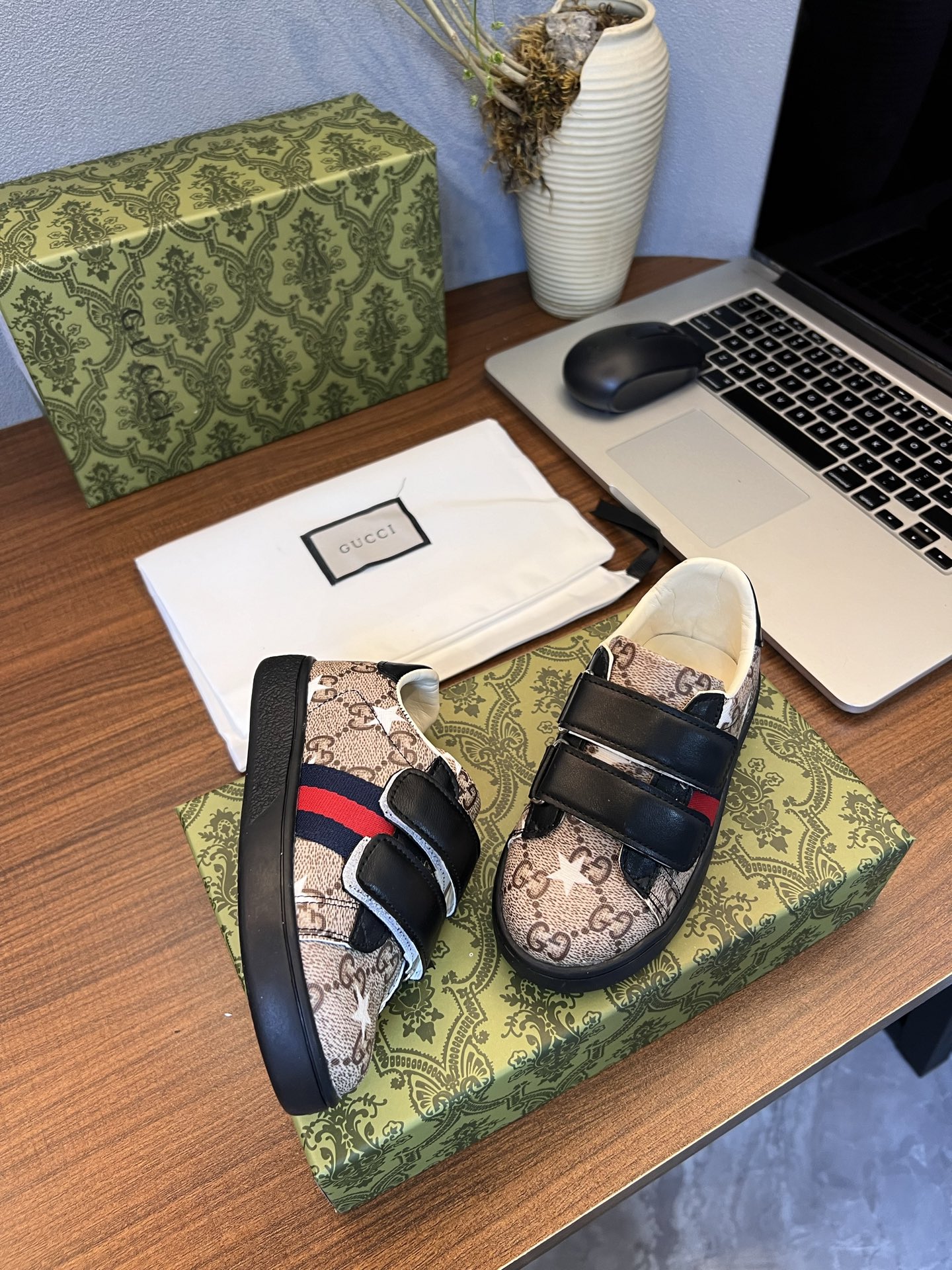 Children's shoes child
